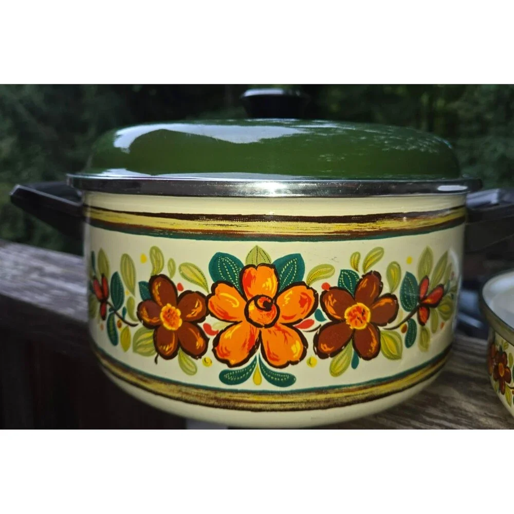 Vintage 1970s Enamelware Cookware Set – Avocado Green Floral (3 Pieces + 1 Lid)